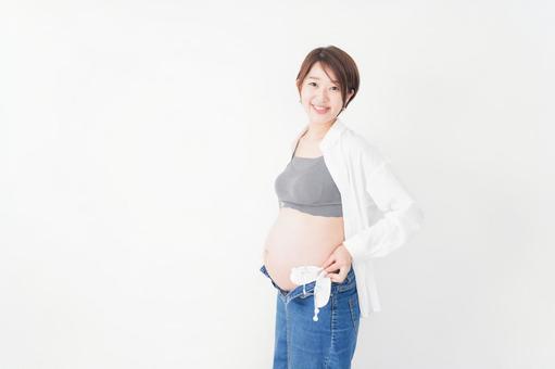 笑顔の若い妊婦 笑顔の若い妊婦 保育園,お母さん,健康の写真素材