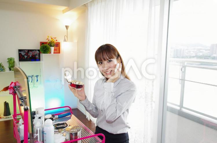 メイクアップをする女性 メイクアップ,女性,女の写真素材
