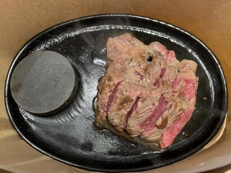 湯気の立っているステーキ 湯気の立っているステーキの写真