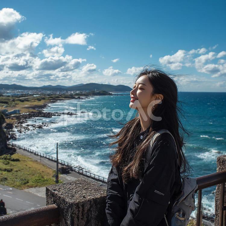 明るい笑顔で新しい一日を迎える女性 女性,笑顔,自然の写真素材