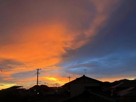 赤と青に分かれた夕焼け 赤と青に分かれた夕焼け 夕焼け,青,雲の写真素材