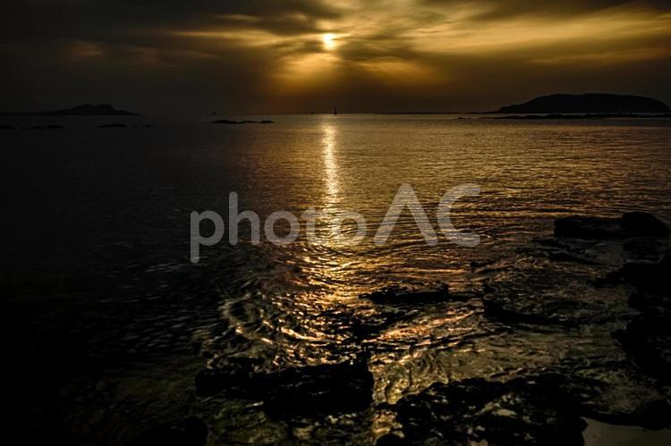 ＜五島の風景＞夜明けの多朗島海水浴場の海 空,海,夜明けの写真素材