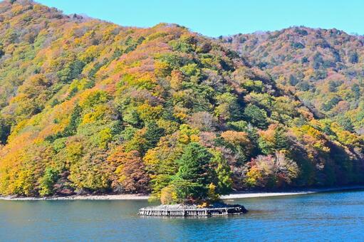奥日光の紅葉（中禅寺湖、男体山） 紅葉,秋,風景の写真素材