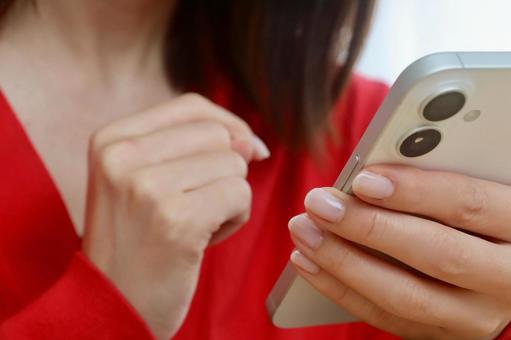 スマホを持つ女性 スマホを持つ女性 スマホ,女性,ビジネスの写真素材