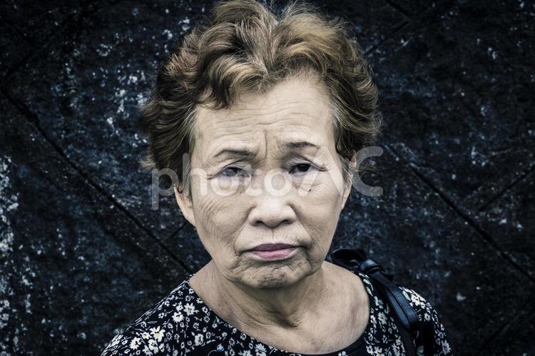 考える表情の女性 高齢者,シニア,女性の写真素材