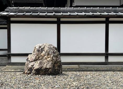 白壁と石 白壁と石 壁,瓦,塀の写真素材