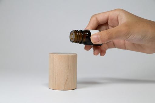 アロマオイルと木製ディフューザー アロマ,エッセンシャルオイル,オイルの写真素材