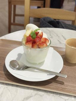 25_1111_いちごパフェ01 いちご,パフェ,デザートの写真素材