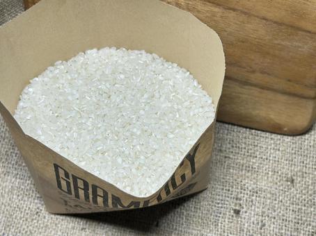 袋に入った白米 袋に入った白米の写真