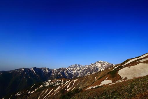 残雪期の登山道 残雪期の登山道の写真