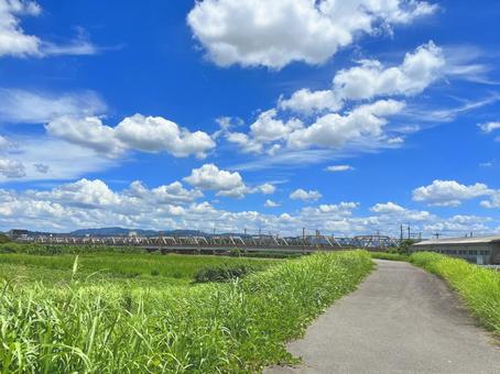 京都桂の桂川沿いからの風景 京都桂の桂川沿いからの風景の写真