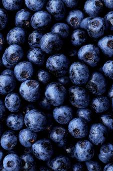 自然の恵み：美味しそうなブルーベリーの山の写真