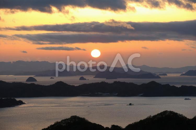 瀬戸の夕日 日暮れ,暁,水域の写真素材