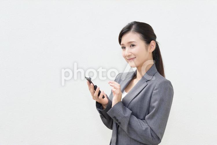 スマートフォンを持つビジネスウーマン スマホ,スマートフォン,ビジネスの写真素材