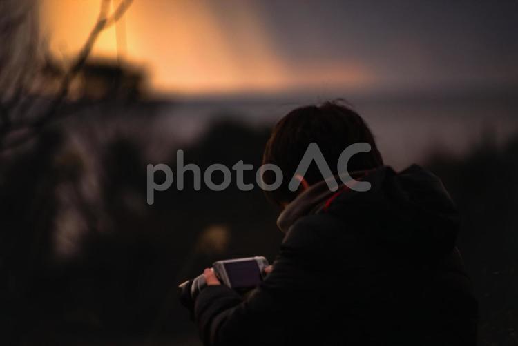 ※＜素材＞冬の夜明けの海を撮影する小学生 子供,写真,撮影の写真素材