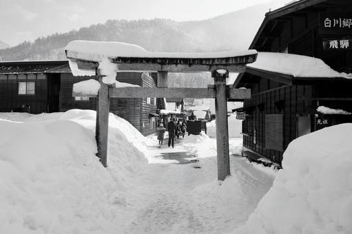 雪の白川郷 雪の白川郷 白黒,白川郷,鳥居の写真素材