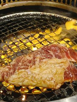 焼肉屋で網の上で肉を焼いている 焼肉,焼き肉,網焼きの写真素材