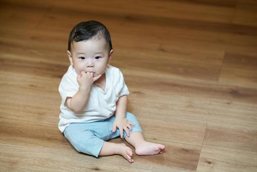 部屋でひとり遊びをする乳幼児 部屋でひとり遊びをする乳幼児 赤ちゃん,ベビー,こどもの写真素材