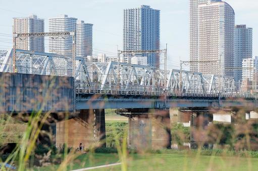 鉄橋と高層都市の河畔 鉄橋と高層都市の河畔 鉄橋,高層ビル,都市景観の写真素材