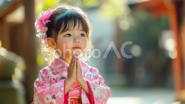 真剣な眼差しの祈り 女の子,子供,着物の写真素材