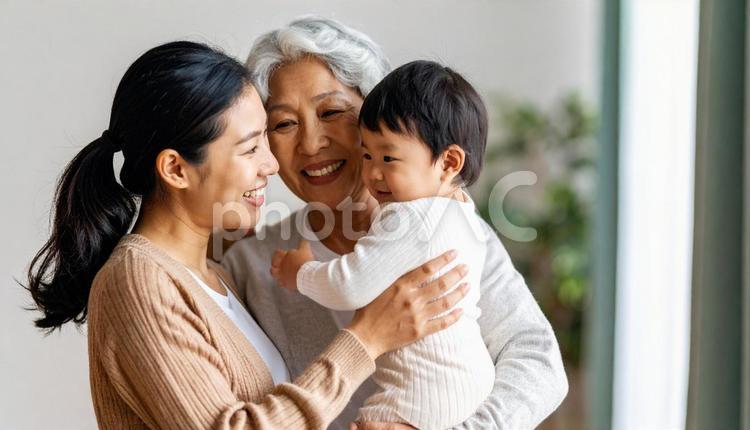 女児を抱っこして抱きしめる母と祖母 親子,抱っこ,子供の写真素材