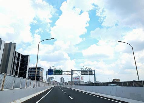 青空の下の高速道路 青空の下の高速道路の写真
