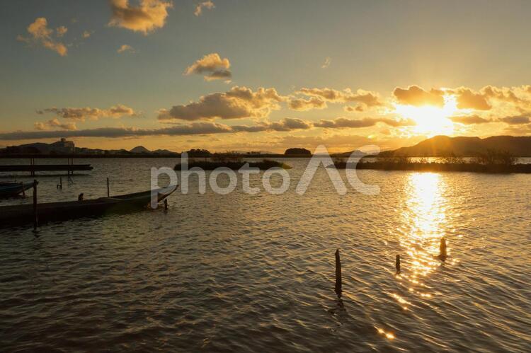 湖の夕景と停泊中のボート 夕景,湖,ボートの写真素材