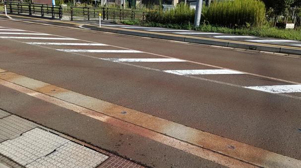 歩道と消雪パイプのある車道 道路,歩道,車道の写真素材