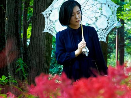 40:彼岸花を静かに眺める女性 40:彼岸花を静かに眺める女性 彼岸花,ミステリアス,悲しげの写真素材