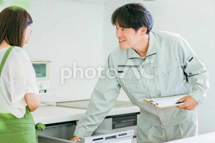 作業着姿の男性と女性（食洗機） 食洗機,食器洗い乾燥機,作業服の写真素材