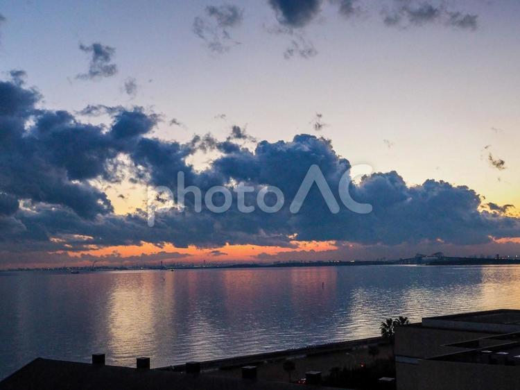 東京ゲートブリッジと羽田空港の夕暮れ 浦安,東京,ゲートブリッジの写真素材