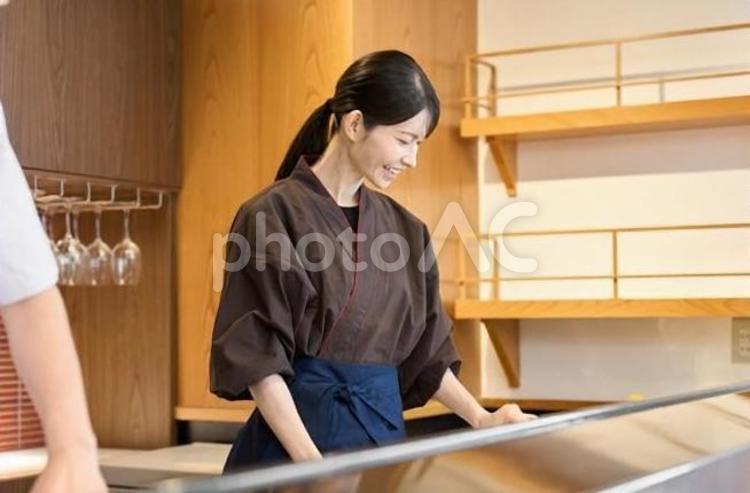 楽しく働く和食の従業員 男性,女性,中居の写真素材