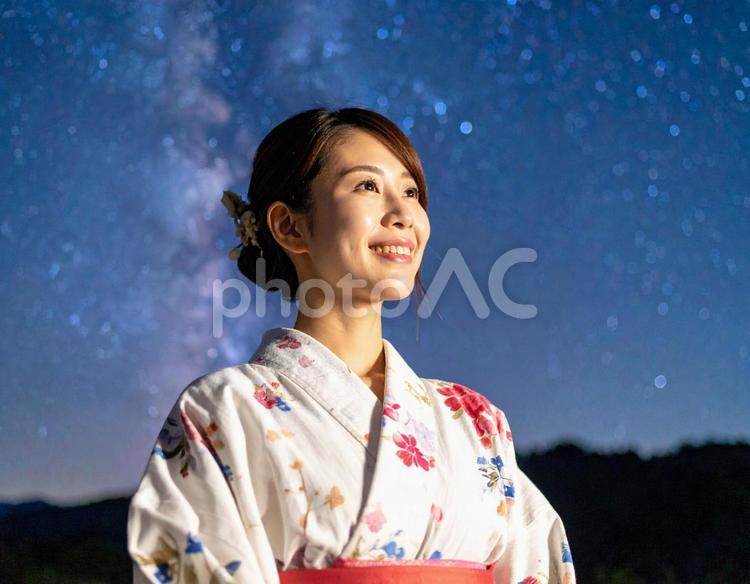 浴衣の彼女と天の川 女性,浴衣,夕涼みの写真素材