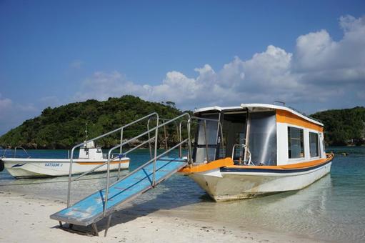 グラスボートの乗り場 グラスボート,川平湾,石垣島の写真素材