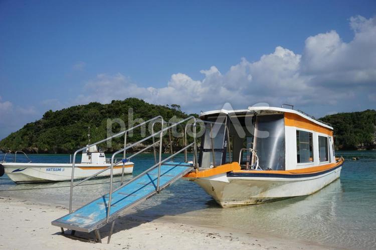 グラスボートの乗り場 グラスボート,川平湾,石垣島の写真素材