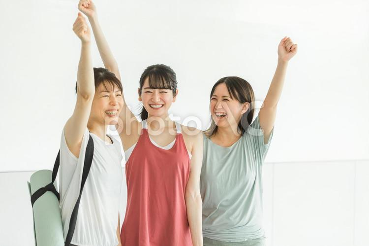 ジムでヨガマットを持ったアジア人女性達 ヨガ,ヨガマット,ピラティスの写真素材