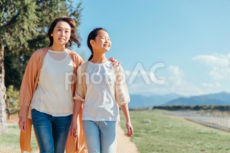 道を歩く母娘 親子,子育て,子供の写真素材