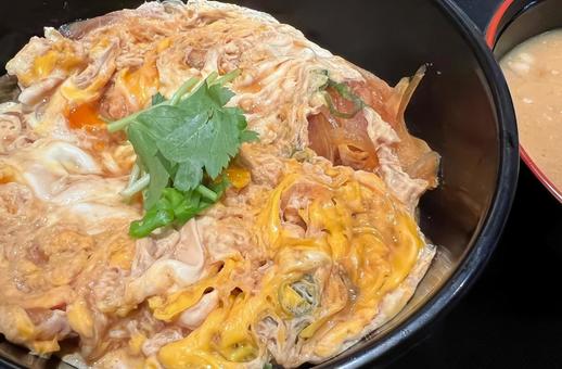 美味しそうな玉子丼 美味しそうな玉子丼 玉子丼,丼,丼物の写真素材