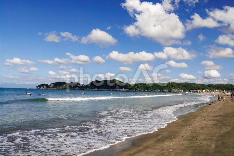 青空に広がる白い雲と浜辺に打ち寄せる波 海,夏,青空の写真素材