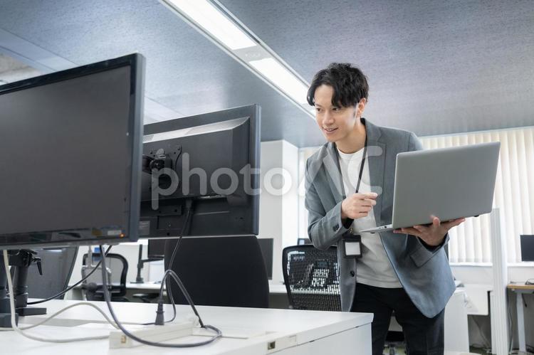 オフィスカジュアルの若い男性エンジニア ビジネス,オフィス,エンジニアの写真素材