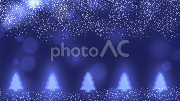 雪の夜のクリスマスツリーとキラキラした雪のイメージの背景素材 テクスチャ,雪,イルミネーションの写真素材