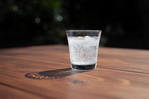 木製テーブルの炭酸水グラス グラス,炭酸水,水の写真素材