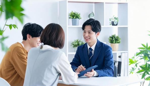 タブレットを使って説明する男性営業マン タブレットを使って説明する男性営業マンの写真