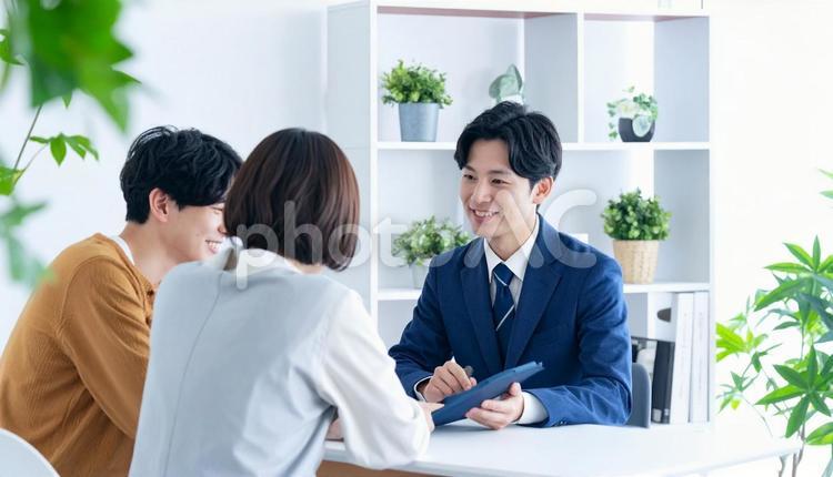 タブレットを使って説明する男性営業マン タブレット,男性営業マン,男性ビジネスマンの写真素材