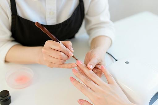 ジェルネイルをするネイリスト ジェルネイルをするネイリストの写真