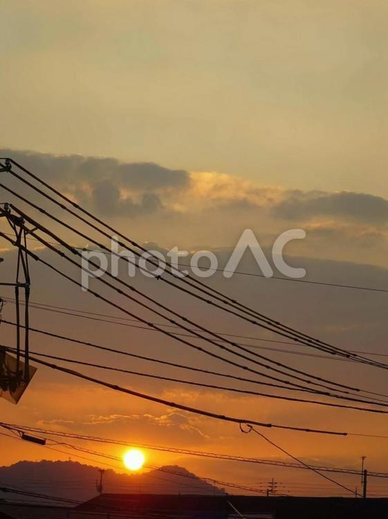 町の夕暮れ 夕焼け,夕景,電線の写真素材