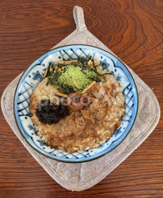 オートミールと鰹節にのり佃煮などの茶碗飯 茶碗飯,オートミール,鰹節の写真素材