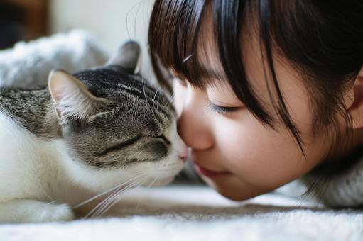 猫と鼻をくっつける少女 猫と鼻をくっつける少女の写真