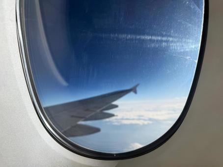 飛行機の窓からの風景 飛行機,窓,空の写真素材