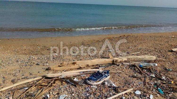 季節外れの海(晩夏の海水浴場) 海,季節外れ,ゴミの写真素材